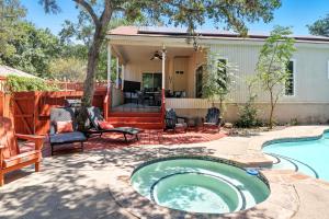 Un patio trasero con piscina y una casa. en Luxury vacation house with Private Pool & Jaccuzi Close to SeaWorld Alamo and River Walk, en San Antonio