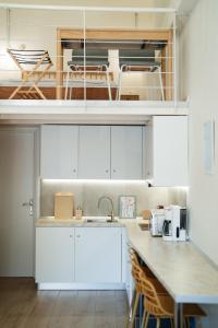 une cuisine avec des armoires blanches et un comptoir dans l'établissement Aegeas Home 2, à Kavala