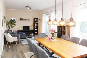 a dining room and living room with a table and chairs at Ferienwohnung Schwienaublick in Ebstorf
