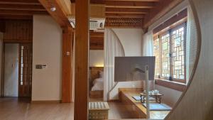 a room with a desk and a lamp in a room at 경주 황리단길 한옥스테이 다가감 in Gyeongju