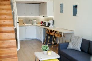 un salon avec un canapé et une cuisine dans l'établissement Aegeas Home 2, à Kavala 44 autres photos