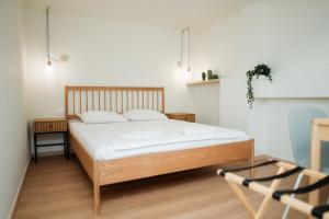 une chambre avec un lit et une chaise dans l'établissement Aegeas Home 2, à Kavala