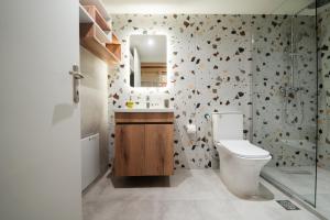 une salle de bain avec toilettes, lavabo et miroir dans l'établissement Aegeas Home 2, à Kavala