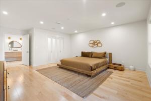 1 dormitorio grande con 1 cama y suelo de madera en Group Retreat Fairhope, en Fairhope