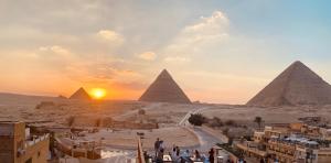 - une vue sur les pyramides de giza au coucher du soleil dans l'établissement Rehana Pyramids Hotel, à Giza
