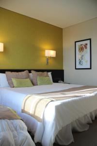 ein großes Bett in einem Hotelzimmer in der Unterkunft Rivera Casino & Resort in Rivera