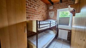 Boerenslag 44 في سينت مارتنسي: غرفة بسريرين بطابقين ونافذة +3 صور