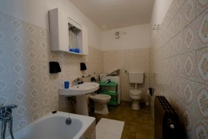 a bathroom with a sink and a toilet and a tub at Case Gran Paradiso Rhemes Notre Dame Piazza in Rhêmes-Notre-Dame +17 photos