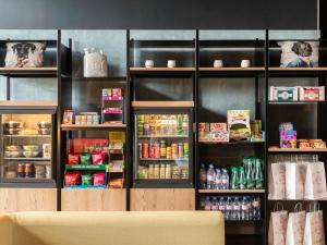 una tienda con una nevera llena de comida y bebida en Aparthotel Adagio access Palaiseau Saclay, en Palaiseau