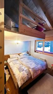 a bedroom with a bed in a room at Mon Rêve Bijou in Bettmeralp
