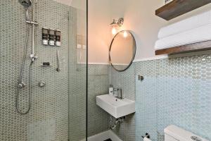Ένα μπάνιο στο The Queen's Quarters - King Bed - AC - Walkable +30 φωτογραφίες
