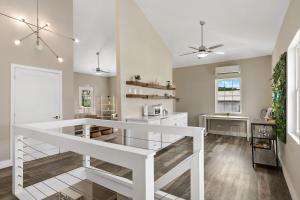 Η κουζίνα ή μικρή κουζίνα στο The Queen's Quarters - King Bed - AC - Walkable