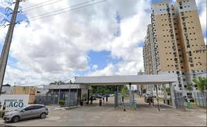 une station-service avec une voiture garée dans un parking dans l'établissement Apartamento com 3 quartos em Condomínio COP30, à Ananindeua