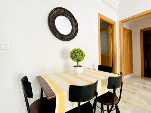 comedor con mesa con sillas y espejo en Luxury apartment 5 minutes from the sea, en Nabeul