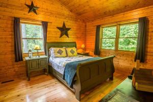 a bedroom with a bed in a log cabin at 2 Cubs Cabin in Blowing Rock