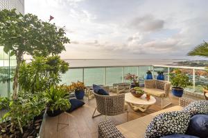 a balcony with a view of the ocean at Ed. Premium in Curro Velho