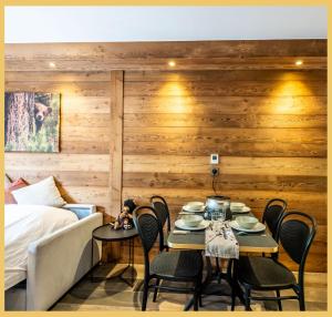a room with a bed and a table with chairs at La Petite Ourse I Studio meublé Bernex in Bernex