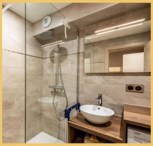 a bathroom with a sink and a shower at La Petite Ourse I Studio meublé Bernex in Bernex +30 photos