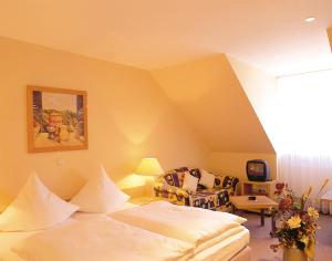una habitación de hotel con 2 camas y una silla en Gasthof Krapp, en Litzendorf