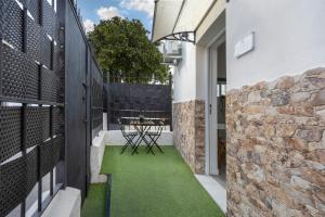 a courtyard with a table and green grass at Casa Abuela Maria in Jerez de la Frontera