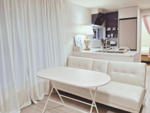 ソウルにあるRoome Houseの白いリビングルーム(白いソファ、テーブル付)