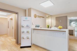 una zona de recepción de una oficina dental con mostrador en VISIONAPARTMENTS Lucerne - contactless check-in, en Lucerna