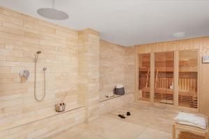 y baño grande con ducha. en VISIONAPARTMENTS Lucerne - contactless check-in, en Lucerna