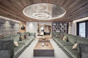 ein Wohnzimmer mit Couch und Tisch in der Unterkunft Chalet White Pearl by MYALPS in Sölden + 32 Fotos