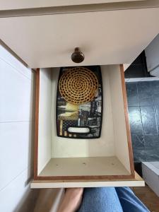 un tiroir dans une armoire avec un ordinateur dedans dans l'établissement Apart Pierbal Estilo, à Franca