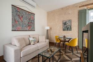 a living room with a couch and a table at Apartamentos Gravina 31 in Seville