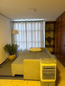 une chambre avec un lit avec un ventilateur et une fenêtre dans l'établissement Apart Pierbal Estilo, à Franca