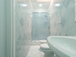 y baño con aseo, lavabo y ducha. en Casa Castel Capuano, en Nápoles