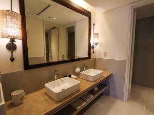 une salle de bain avec un lavabo et un miroir dans l'établissement Pueblo Nativo Resort Golf & Spa All Inclusive, à La Cumbre 36 autres photos