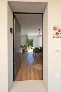 an open door into a dining room with a table at Il Papavero, raffinato, accogliente, lussuoso appartamento in Santo Stino di Livenza