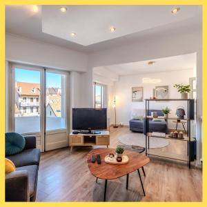 un salon avec un canapé et une télévision dans l'établissement Cocoon Suite Bastion, à Thonon-les-Bains