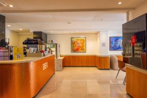Μια τηλεόραση ή/και κέντρο ψυχαγωγίας στο Best Western Plus Khan Hotel +125 φωτογραφίες
