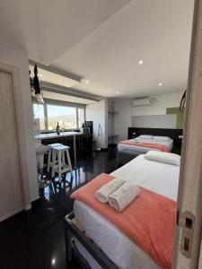 ein Hotelzimmer mit 2 Betten, einem Schreibtisch und einem Schreibtisch in der Unterkunft Suite La Posta in San Salvador de Jujuy