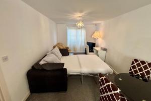 Gallery image of 2 Bed Apartment-Sleeps 5-Free Parking in Monmore Green