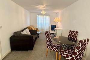 Gallery image of 2 Bed Apartment-Sleeps 5-Free Parking in Monmore Green +12 photos