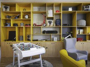 Una sala de estar con un tablero de ajedrez y dos sillas. en Aparthotel Adagio access Montpellier Centre, en Montpellier