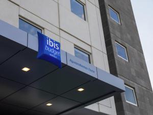 アグアスカリエンテスにあるibis budget Aguascalientes Norteの建物の正面にある看板