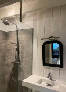 ein Badezimmer mit Waschbecken, Spiegel und Dusche in der Unterkunft Chambre d'Hôtes - Village Petit Piquey in Cap-Ferret + 43 Fotos