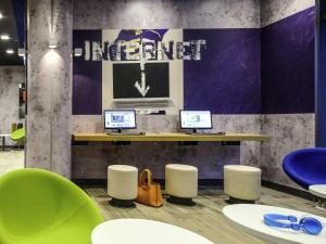 パラウアペバスにあるibis budget Parauapebasのロビー(椅子付きカウンターにパソコン2台あり)