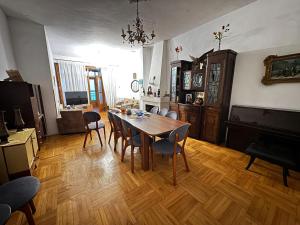Un comedor con mesa y sillas en Miriani - მირიანი, en Signagi