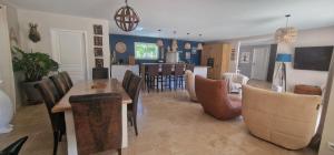 Un comedor y una cocina con mesa y sillas. en Villa Monplaisir, en Montolieu