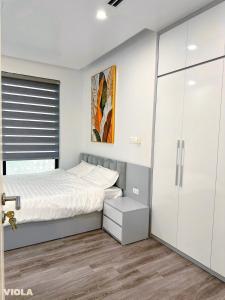 - une chambre avec un lit et un placard dans l'établissement Viola Imperia Apart Charming Luxury 2Brs SwimPool, à Hanoï 22 autres photos