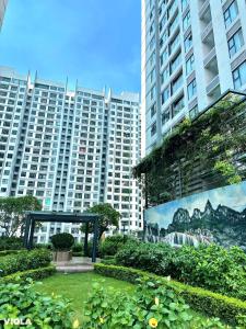 un grand bâtiment avec une fresque devant lui dans l'établissement Viola Imperia Apart Charming Luxury 2Brs SwimPool, à Hanoï