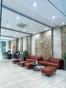 un hall d'entrée avec des canapés et des tables en cuir marron dans l'établissement Viola Imperia Apart Charming Luxury 2Brs SwimPool, à Hanoï