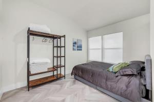 ein Schlafzimmer mit einem Bett und einem Bücherregal in der Unterkunft Cozy studio in quiet area - Yard in Austin