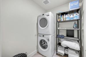 eine Waschmaschine und ein Trockner in einer Waschküche in der Unterkunft Cozy studio in quiet area - Yard in Austin